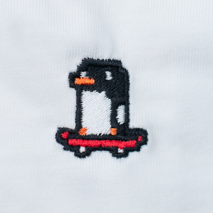 Pixel Pinguin Mit Skateboard – Besticktes Bio T-Shirt · Weiß · Stick-Close-up