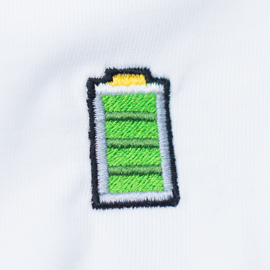 Pixel Batterie – Besticktes Bio T-Shirt Weiss · Standard · Stick-Close-up