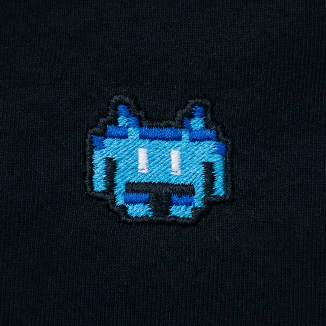 Pixel Alien Blau – Bestickter Bio Pullover · Schwarz · Stick-Close-up