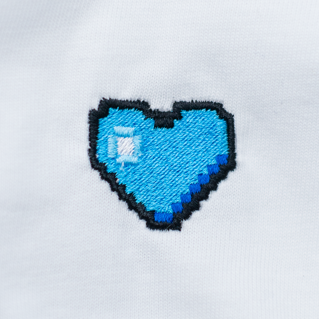 Pixel Herz Blau – Besticktes Bio T-Shirt · Weiß · Stick-Close-up