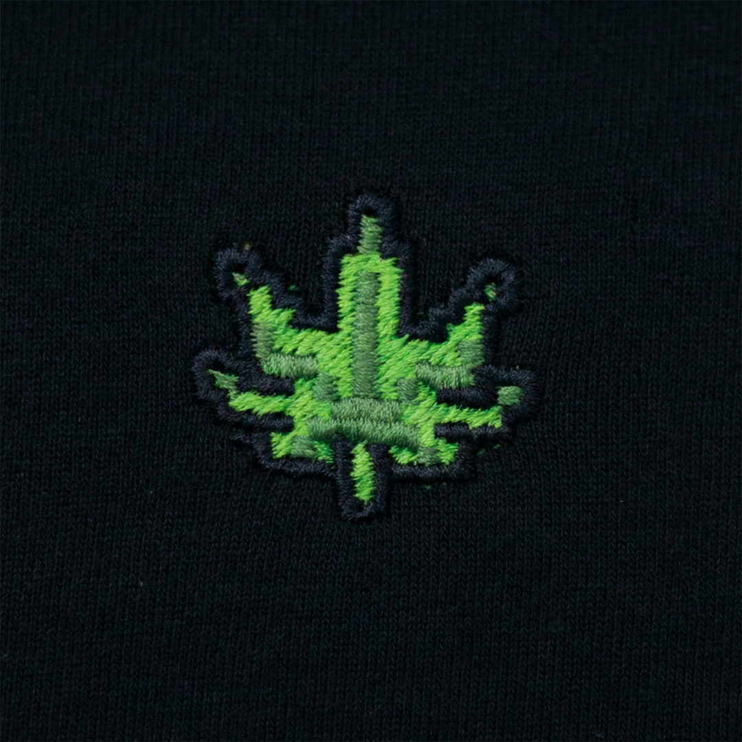 Pixel Cannabis – Besticktes Bio T-Shirt · Schwarz · Stick-Close-up