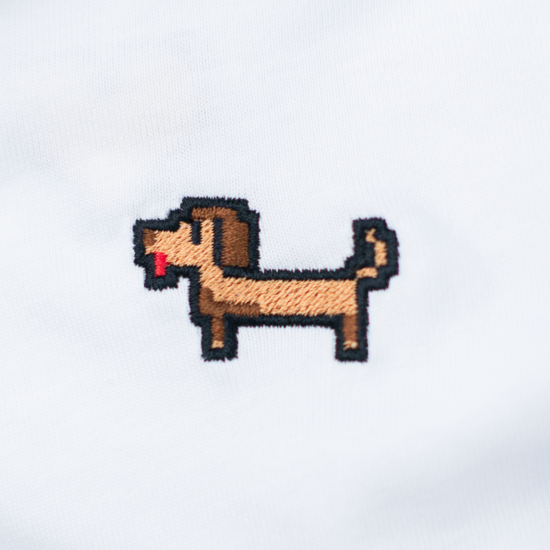 Pixel Dackel Gustl – Besticktes Bio Oversized T-Shirt · Weiß · Stick-Close-up