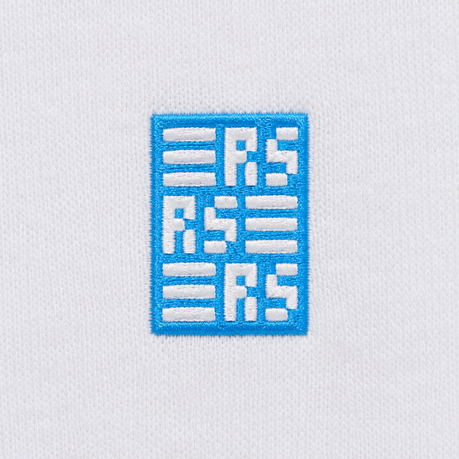 RS Monogram – Bio T-Shirt · Weiß · Generiertes Stickdetail