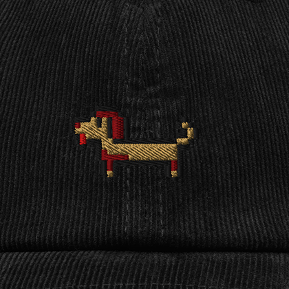 Pixel Dackel Gustl – Bestickte Cord Cap · Schwarz · Stick