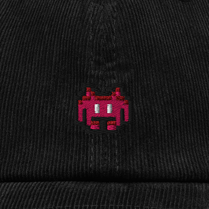 Pixel Alien Rot – Bestickte Cord Cap · Schwarz · Stick