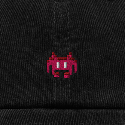 Pixel Alien Rot – Bestickte Cord Cap · Schwarz · Stick