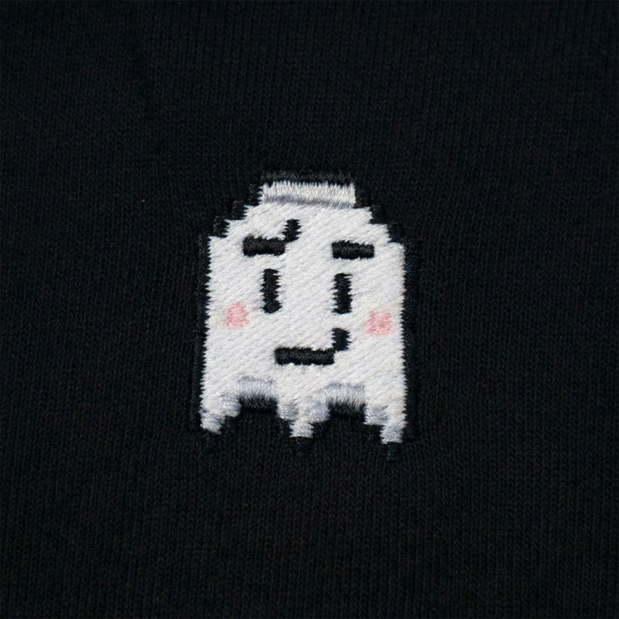 Pixel Geist – Bestickter Bio Hoodie · Schwarz · Stick-Close-up