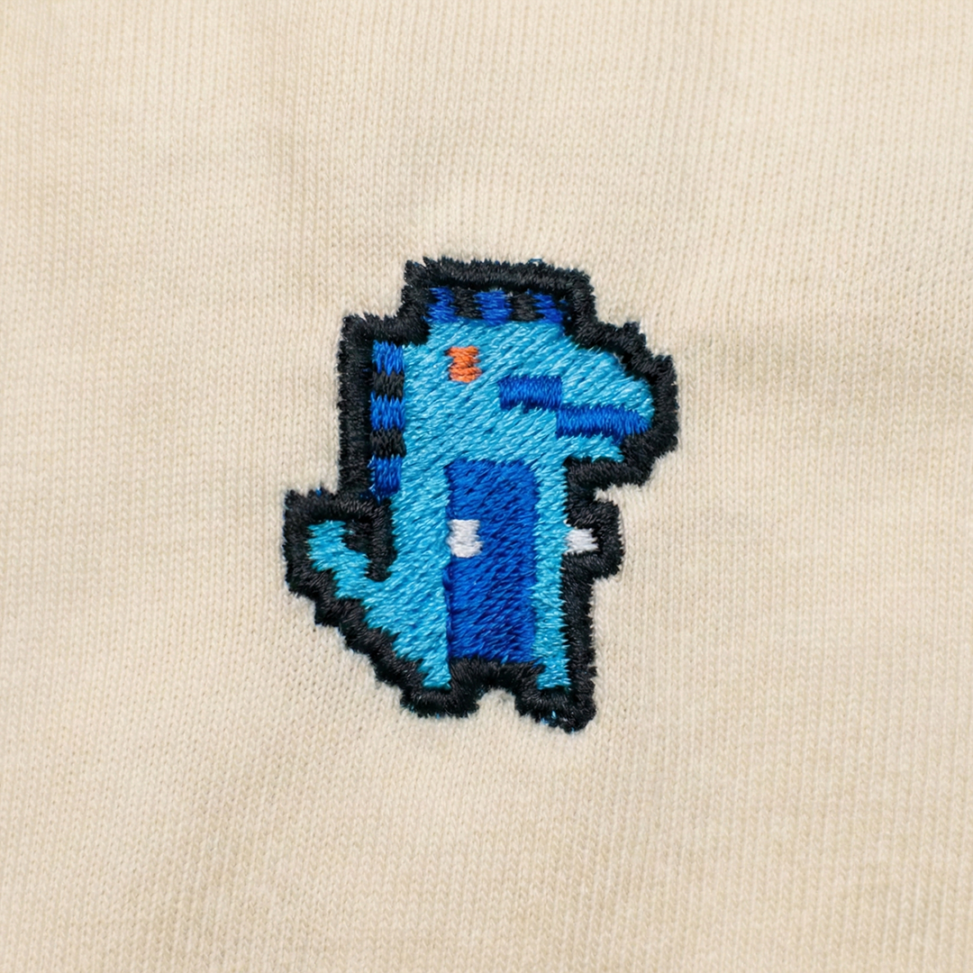 Pixel Dino Blau – Bestickter Bio Pullover · Beige · Stick-Close-up