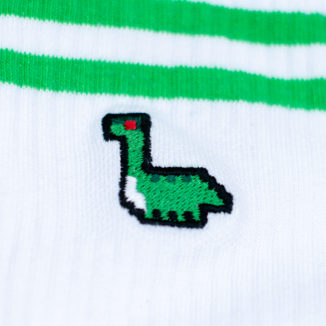Pixel Dino – Bestickte Bio Baumwoll Socken · Standard · Stick-Close-up