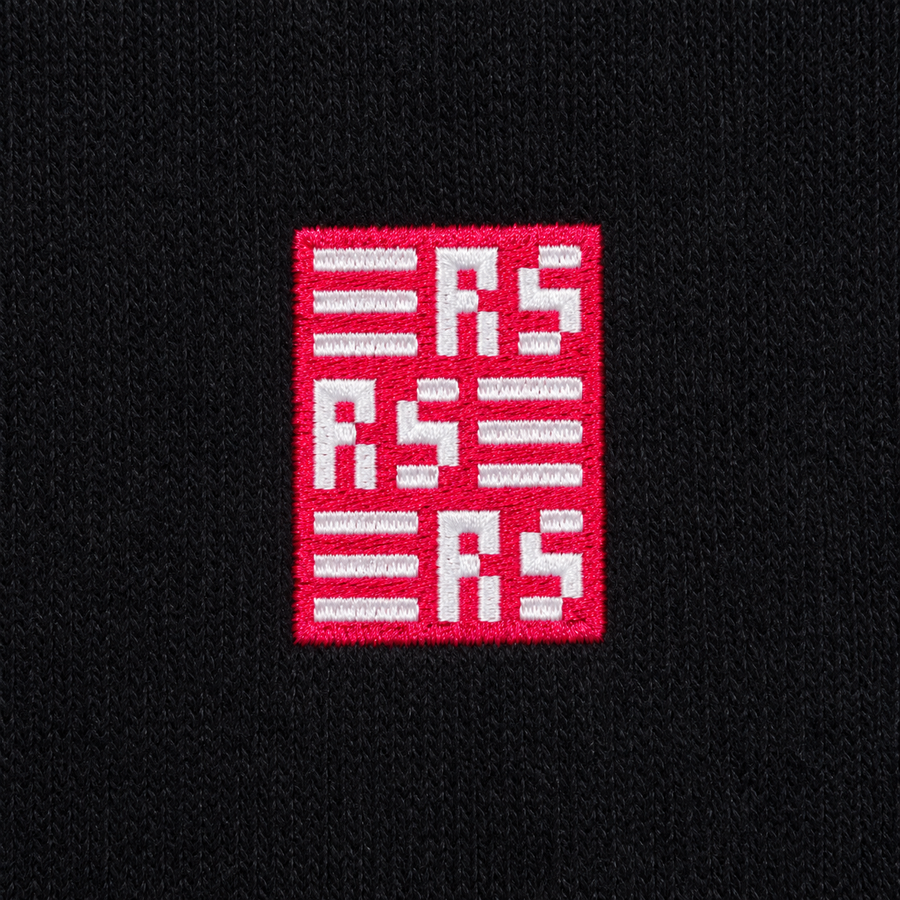 RS Monogram – Bestickter Bio Pullover · Schwarz · Generiertes Stickdetail