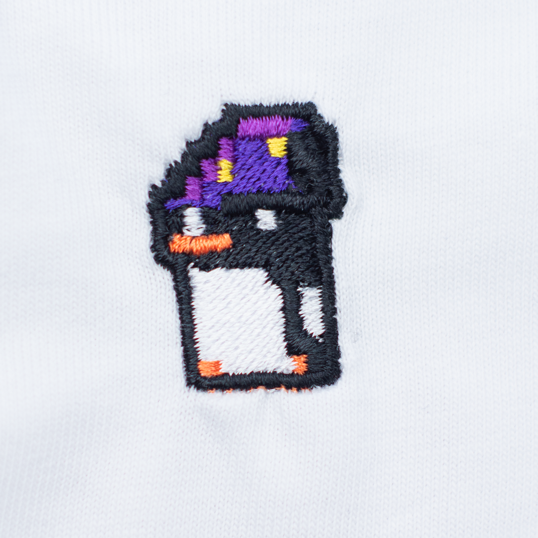 Pixel Pinguin Mit Zauberhut – Besticktes Bio T-Shirt · Weiß · Stick-Close-up