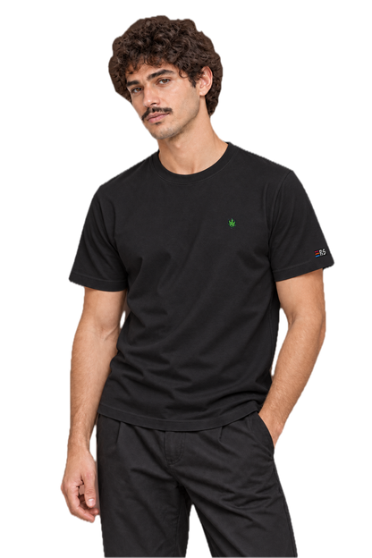 Pixel Cannabis – Besticktes Bio T-Shirt · Schwarz · Model · Mann