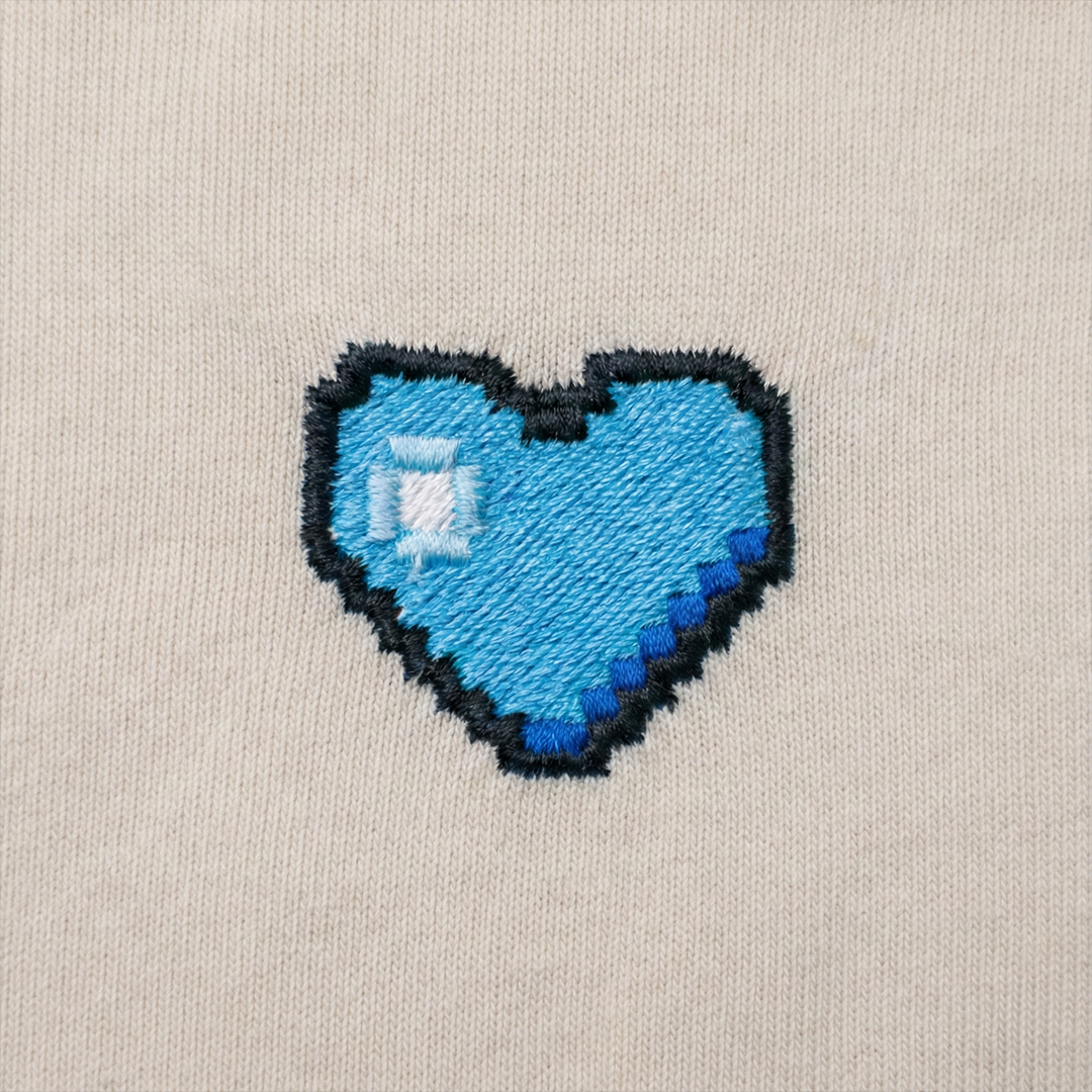 Pixel Herz Blau – Besticktes Bio Oversized T-Shirt · Beige · Stick-Close-up