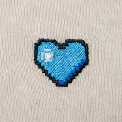 Pixel Herz Blau – Besticktes Bio Oversized T-Shirt · Beige · Stick-Close-up