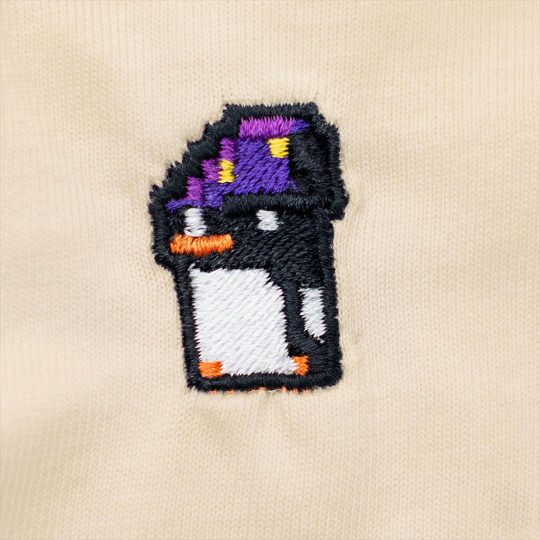 Pixel Pinguin Mit Zauberhut – Bestickter Bio Hoodie · Beige · Stick-Close-up