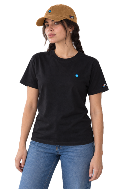 Pixel Alien Blau – Bestickte Cord Cap · Braun · Model Frau