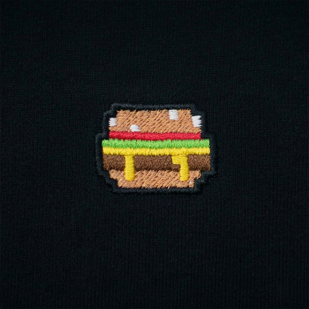 Pixel Burger – Besticktes Bio T-Shirt · Schwarz · Stick-Close-up