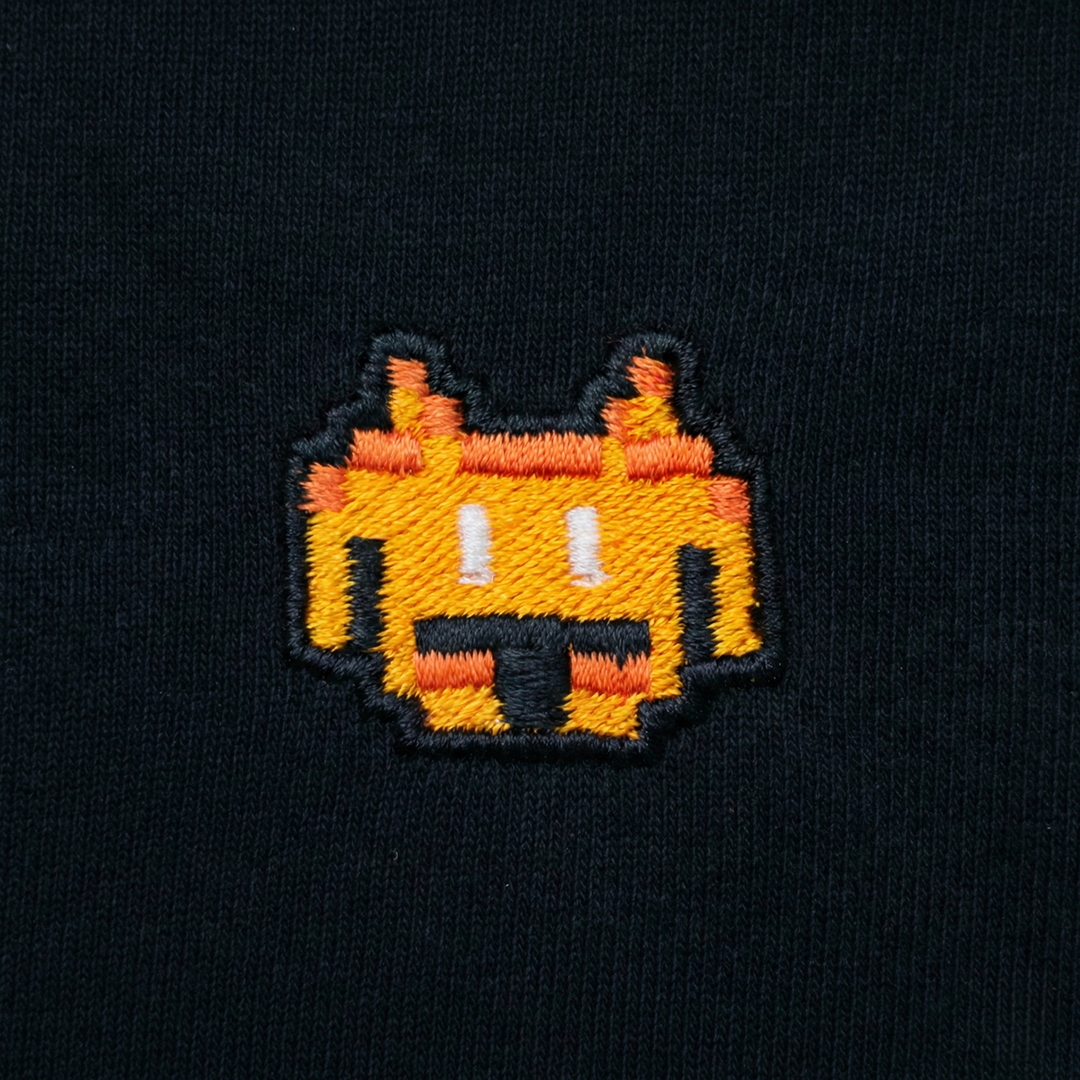 Pixel Alien Orange – Besticktes Bio T-Shirt · Schwarz · Stick-Close-up
