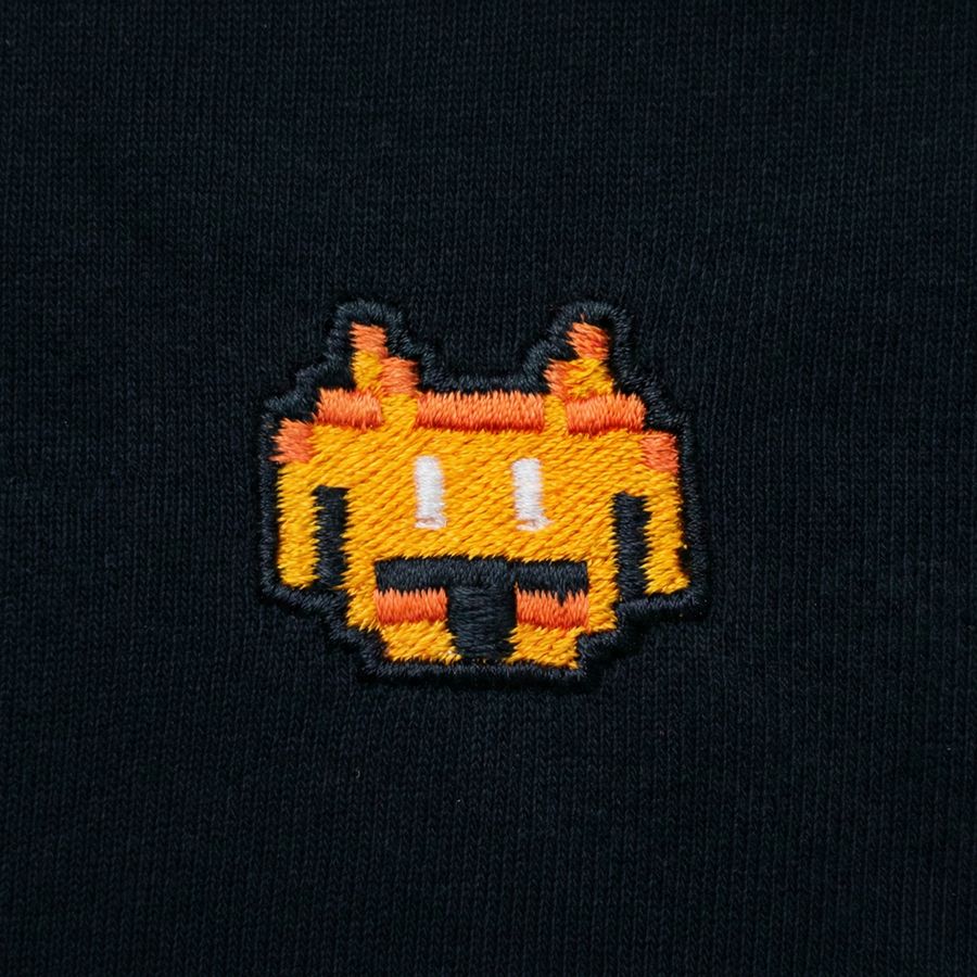 Pixel Alien Orange – Bestickter Bio Pullover · Schwarz · Stick-Close-up