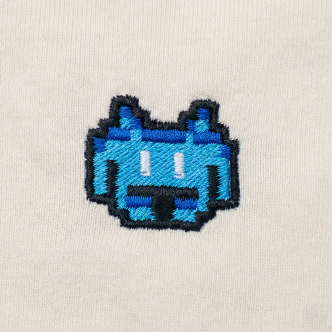 Pixel Alien Blau – Besticktes Bio Oversized T-Shirt · Beige · Stick-Close-up
