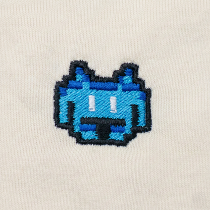 Pixel Alien Blau – Besticktes Bio Oversized T-Shirt · Beige · Stick-Close-up