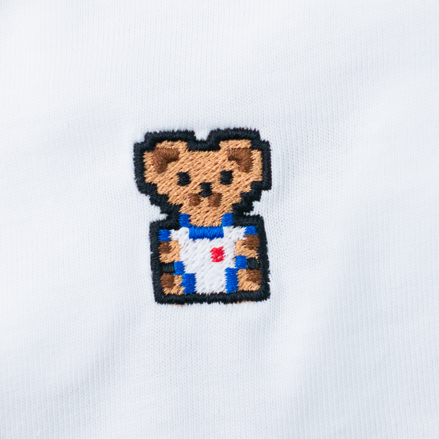 Pixel Bär "Zuffi" – Besticktes Bio T-Shirt · Weiß · Stick-Close-up