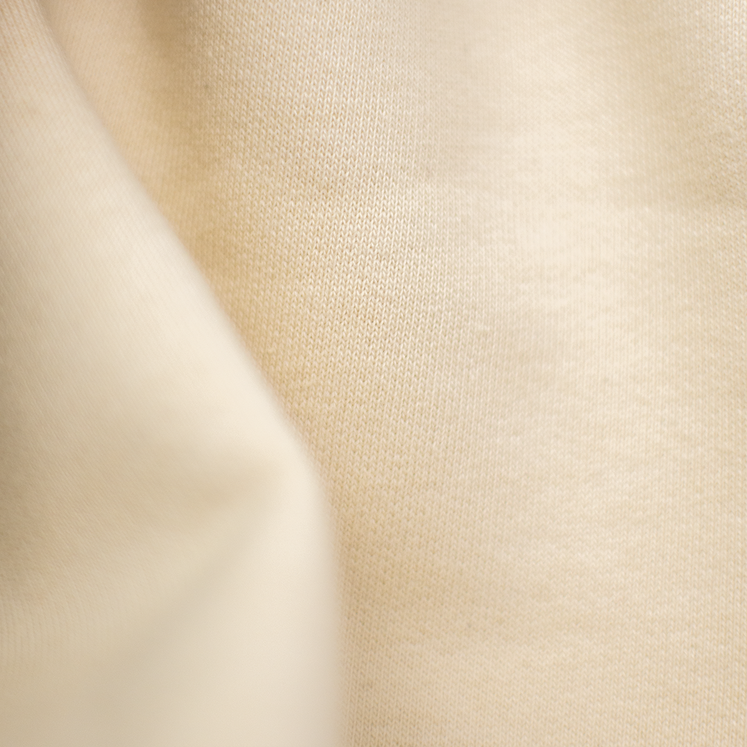 Pixel Geist – Bestickter Bio Pullover · Beige · Stoff und Verarbeitung