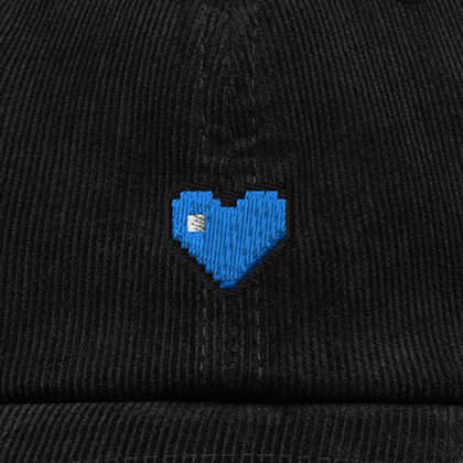 Pixel Herz Blau – Bestickte Cord Cap · Schwarz · Stick