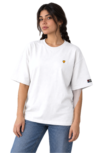 Pixel Herz Orange – Besticktes Bio Oversized T-Shirt · Weiß · Model · Frau