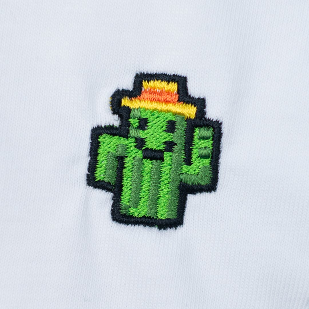 Pixel Kaktus – Besticktes Bio T-Shirt · Weiß · Stick-Close-up