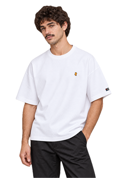 Pixel Dino Orange – Besticktes Bio Oversized T-Shirt · Weiß · Model · Mann