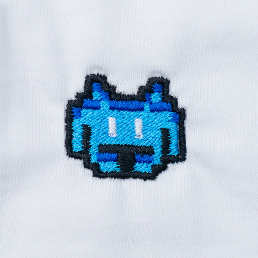 Pixel Alien Blau – Besticktes Bio T-Shirt · Weiß · Stick-Close-up