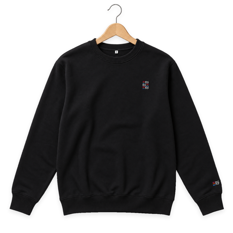 RS Monogram – Bestickter Bio Pullover · Schwarz · Bügel A