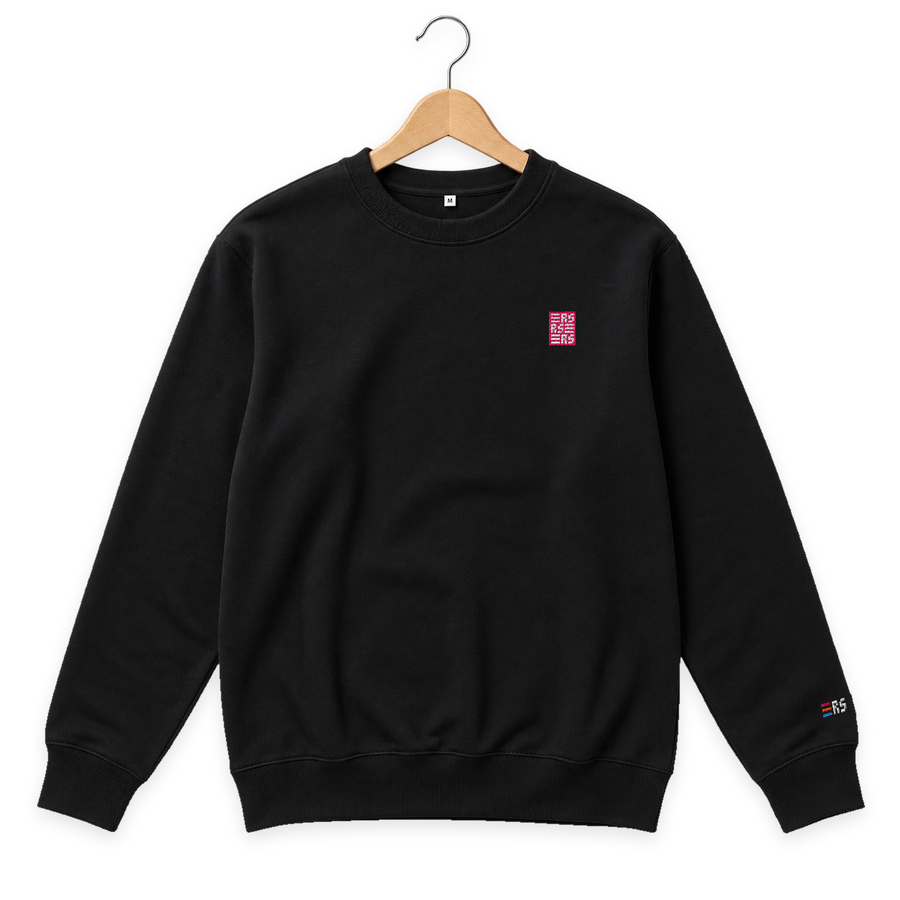 RS Monogram – Bestickter Bio Pullover · Schwarz · Bügel A