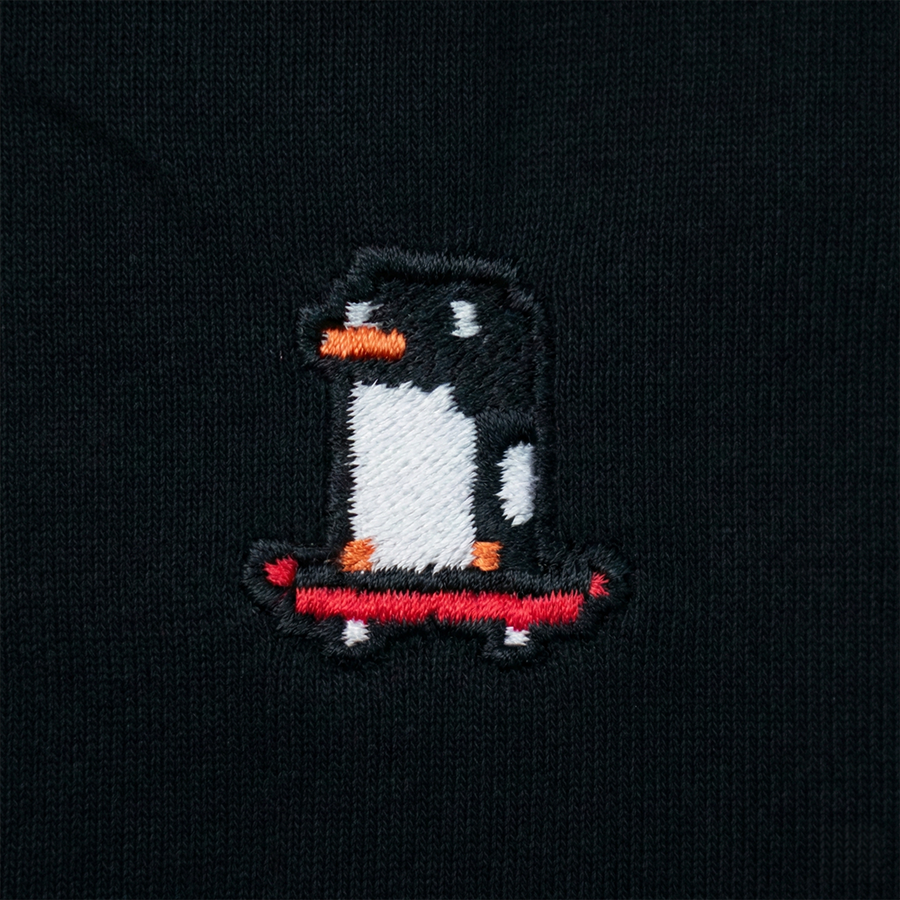 Pixel Pinguin Mit Skateboard – Besticktes Bio T-Shirt · Schwarz · Stick-Close-up