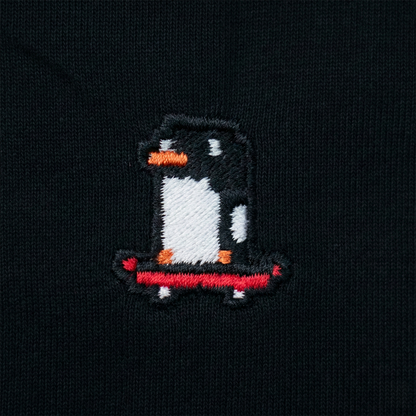 Pixel Pinguin Mit Skateboard – Bestickter Bio Pullover · Schwarz · Stick-Close-up