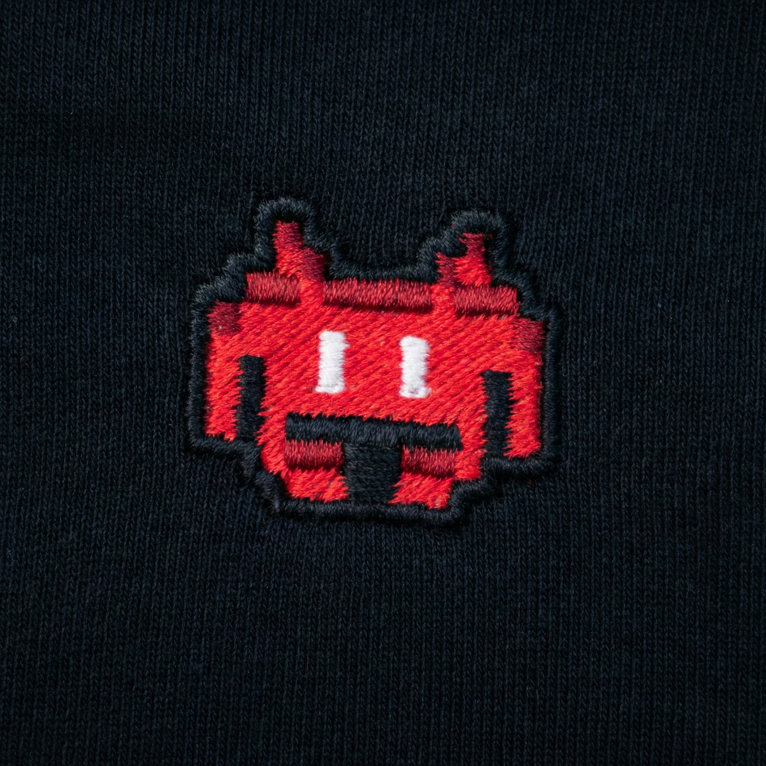 Pixel Alien Rot – Besticktes Bio T-Shirt · Schwarz · Stick-Close-up