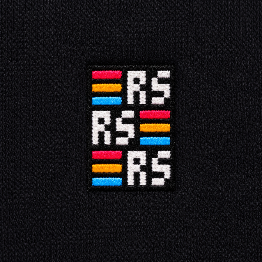 RS Monogram – Bestickter Bio Pullover · Schwarz · Generiertes Stickdetail