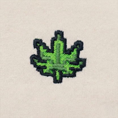 Pixel Cannabis – Bestickter Bio Pullover · Beige · Stick-Close-up