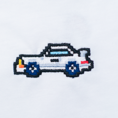 Pixel Sportwagen weiß – Besticktes Bio T-Shirt · Weiß · Stick-Close-up