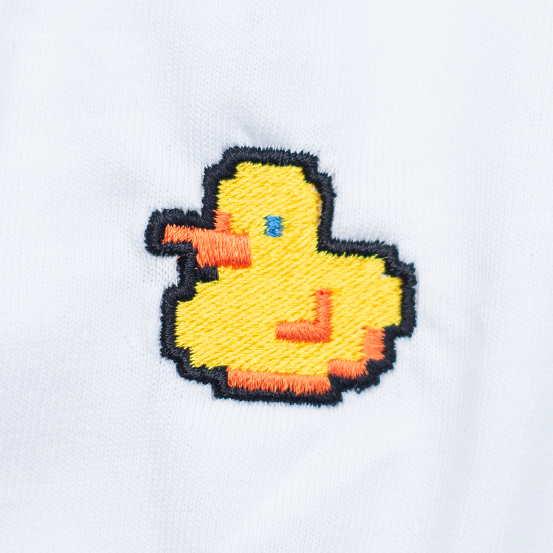 Pixel Ente – Besticktes Bio T-Shirt · Weiß · Stick-Close-up