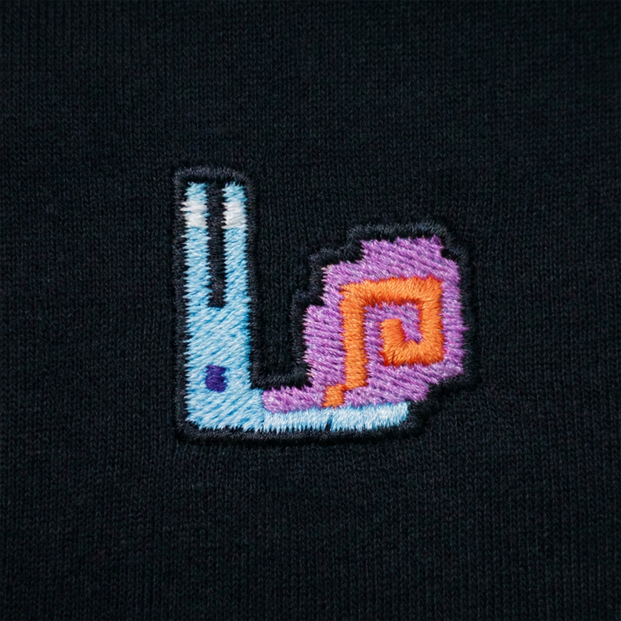 Pixel Schnecke – Bestickter Bio Hoodie · Schwarz · Stick-Close-up