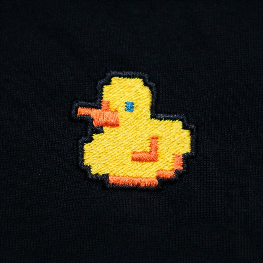 Pixel Ente – Bestickter Bio Hoodie · Schwarz · Stick-Close-up