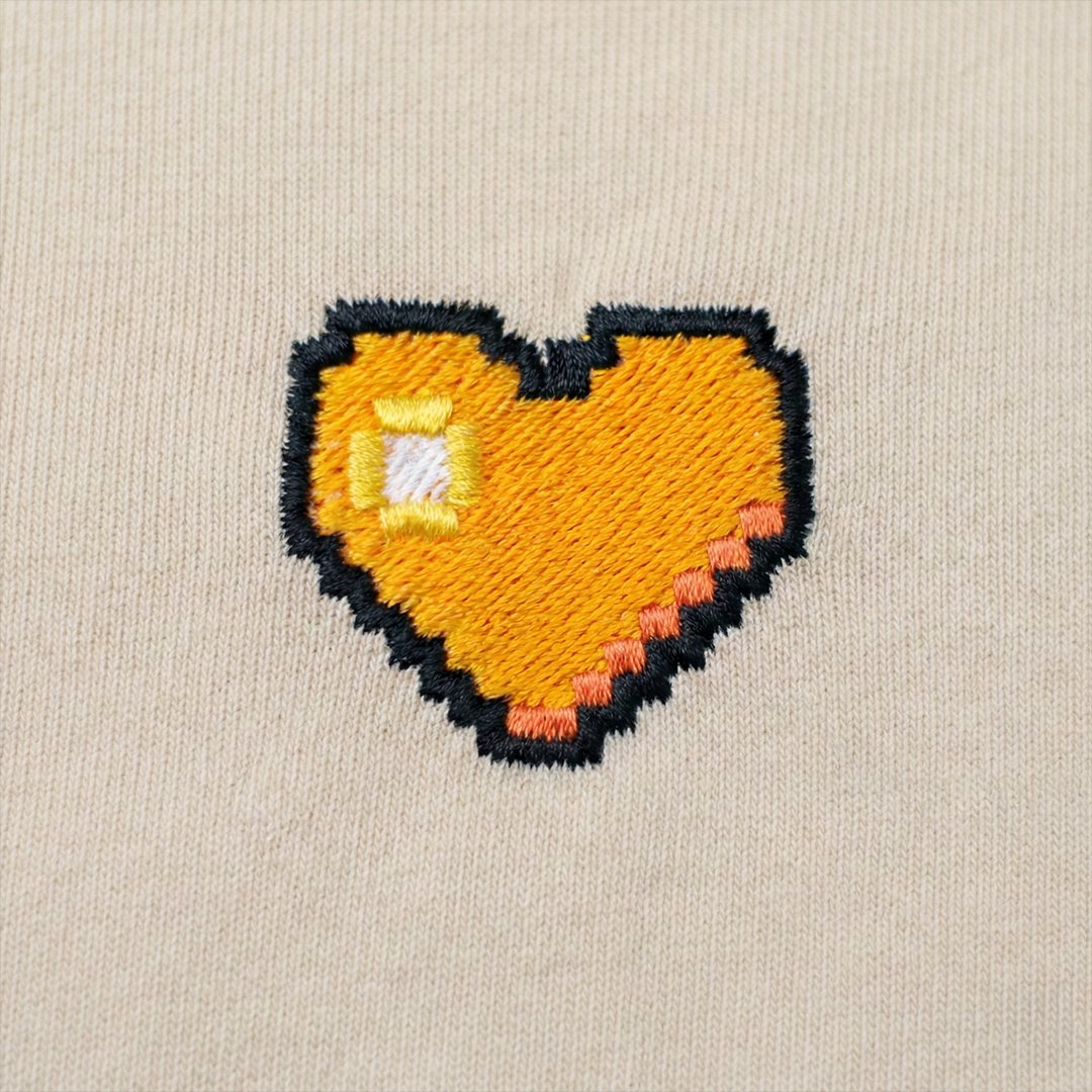 Pixel Herz Orange – Besticktes Bio Oversized T-Shirt · Beige · Stick-Close-up