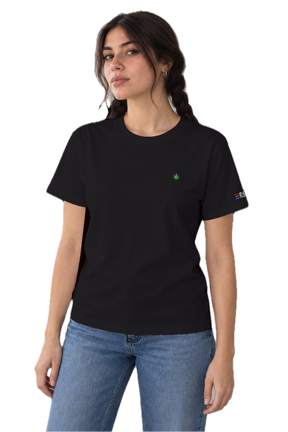 Pixel Cannabis – Besticktes Bio T-Shirt · Schwarz · Model · Frau