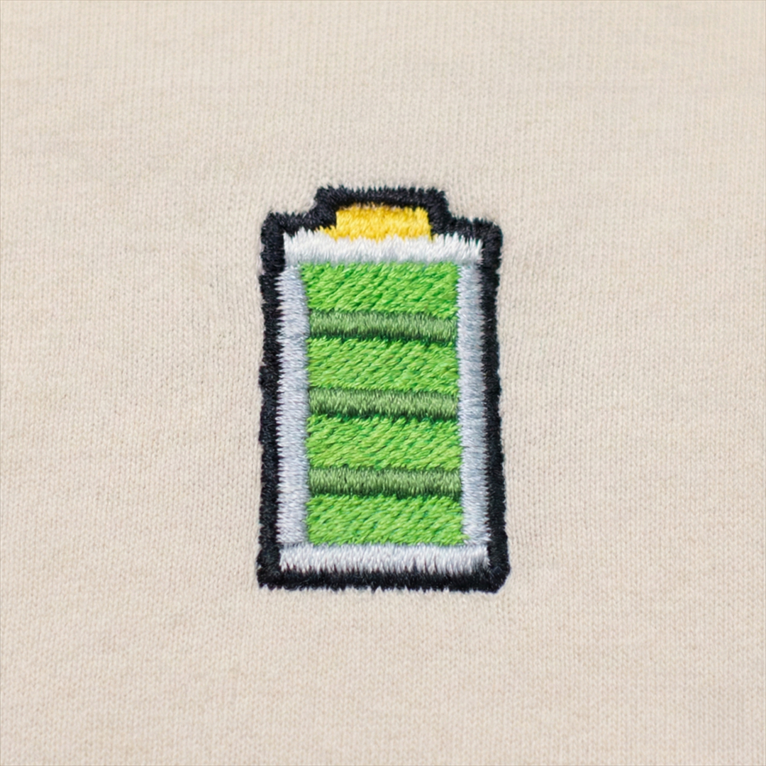 Pixel Batterie – Besticktes Bio Oversized T-Shirt · Beige · Stick-Close-up