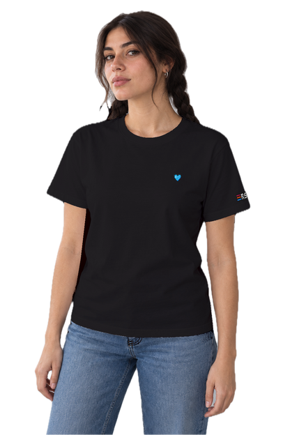 Pixel Herz Blau – Besticktes Bio T-Shirt · Schwarz · Model · Frau