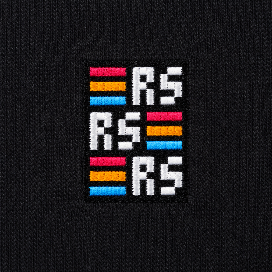 RS Monogram – Besticktes Bio T-Shirt · Schwarz · Generiertes Stickdetail