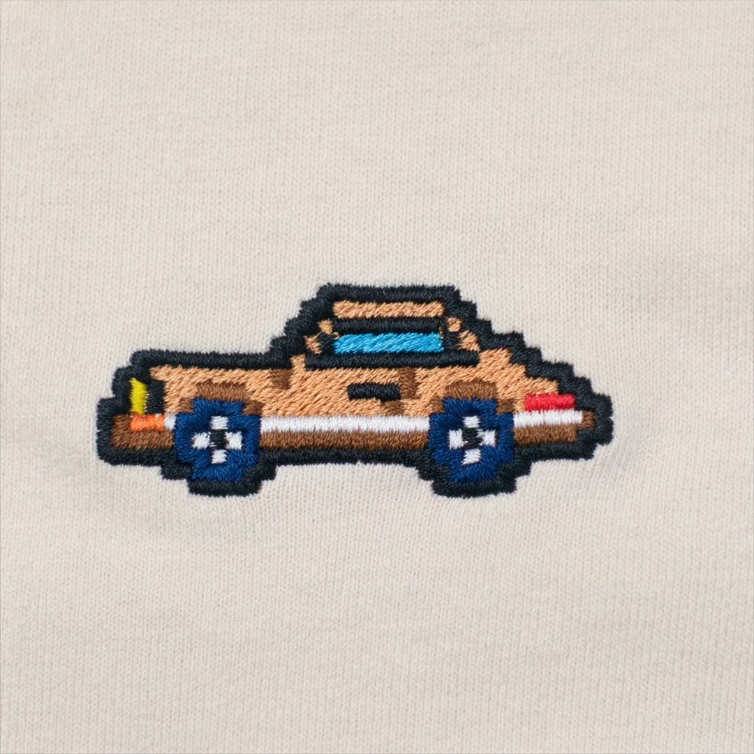 Pixel Sportwagen braun – Bestickter Bio Pullover · Beige · Stick-Close-up
