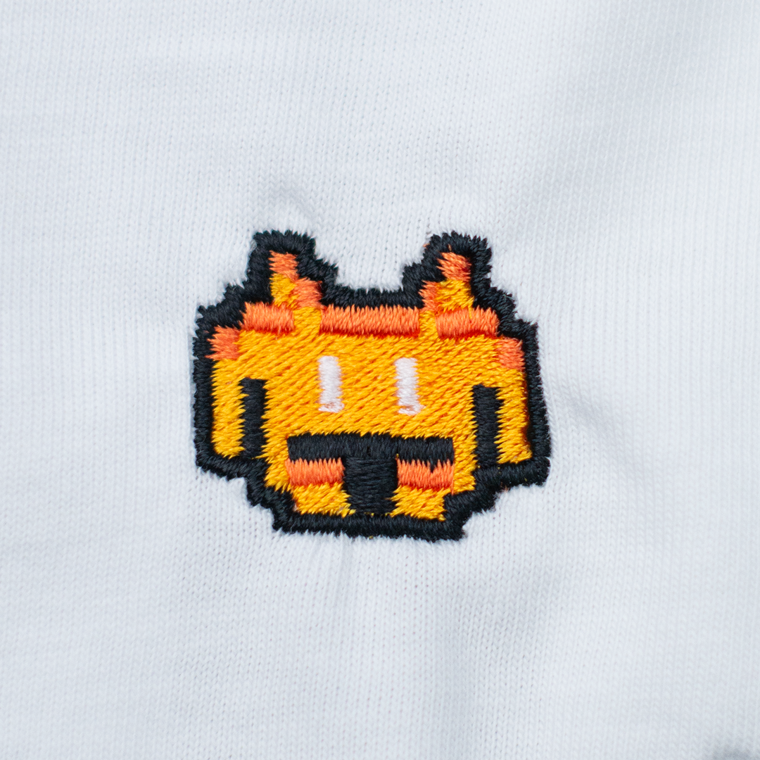 Pixel Alien Orange – Besticktes Bio T-Shirt · Weiß · Stick-Close-up